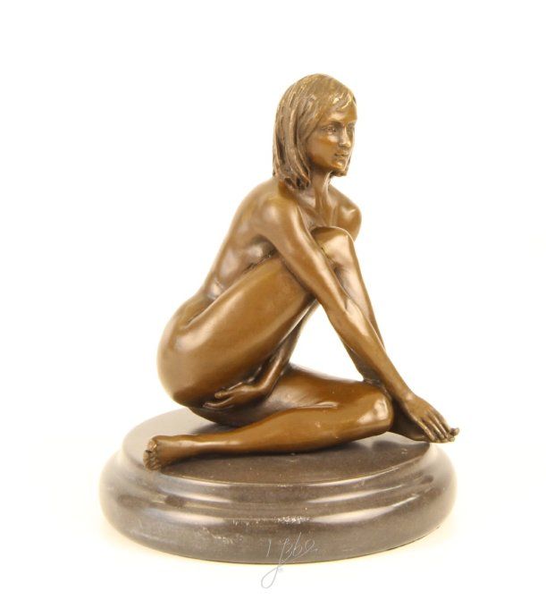 BE24.Bronze sur marbre femme nue accroupie