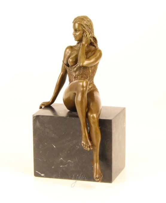 BE20.Bronze sur marbre femme assise demi-nue