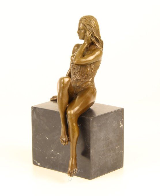 BE20.Bronze sur marbre femme assise demi-nue