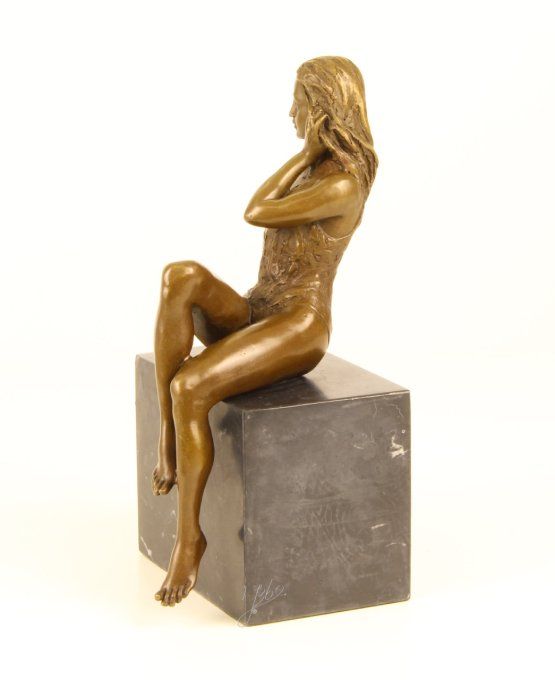 BE20.Bronze sur marbre femme assise demi-nue