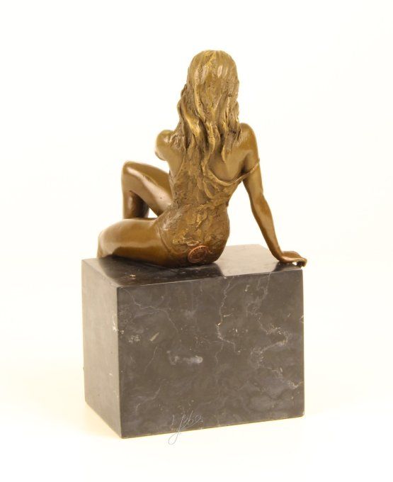 BE20.Bronze sur marbre femme assise demi-nue