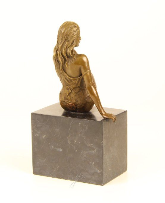 BE20.Bronze sur marbre femme assise demi-nue