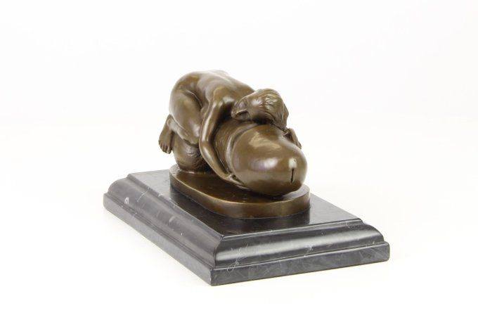 BE08.Femme endormie sur un phallus