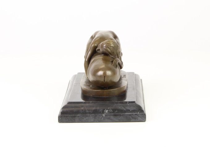 BE08.Femme endormie sur un phallus