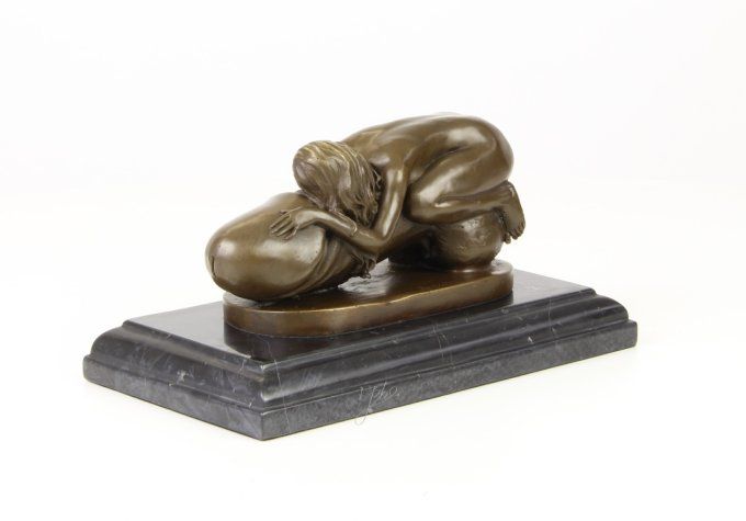 BE08.Femme endormie sur un phallus