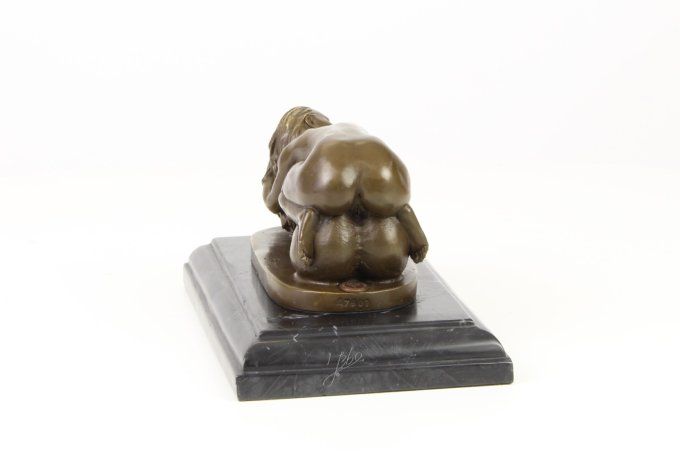 BE08.Femme endormie sur un phallus