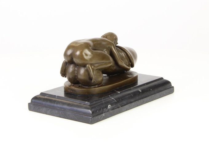 BE08.Femme endormie sur un phallus