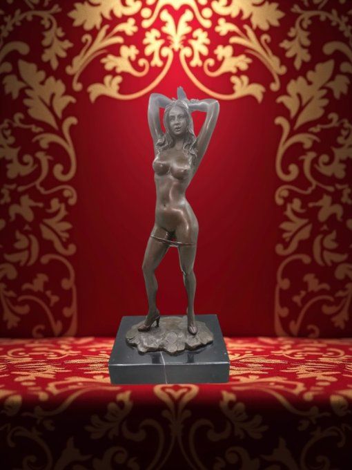 BE07.Femme qui pert sa petite culotte