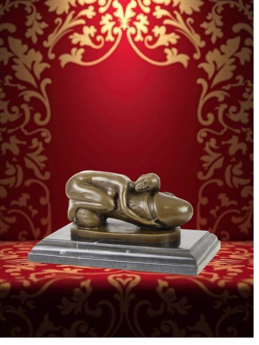 BE08.Femme endormie sur un phallus