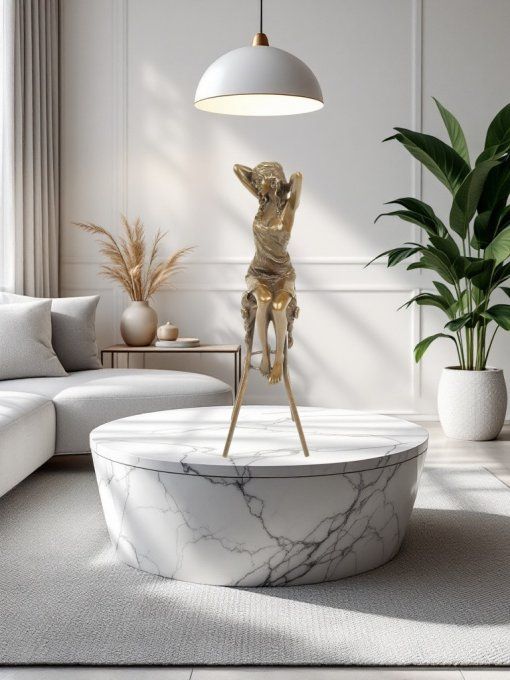 BD11. Femme sur tabouret