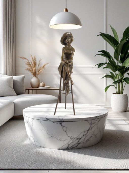 BD13.Femme au chapeau sur tabouret