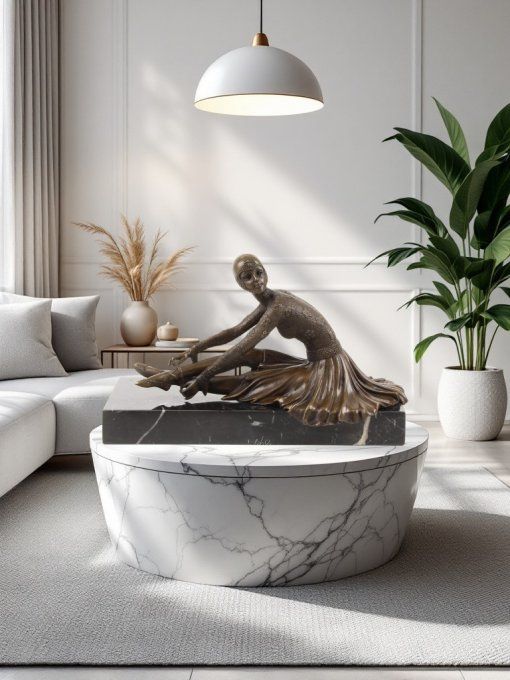 BAD07. Bronze sur marbre d'une Femme art déco assise.