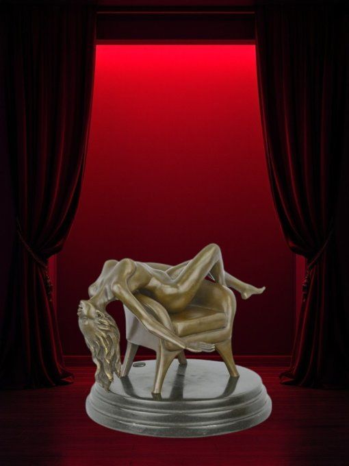 BE22. Bronze sur marbre d'une Femme nue sur un fauteuil