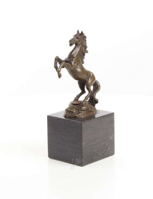 BA27. Bronze sur marbre cheval cabré