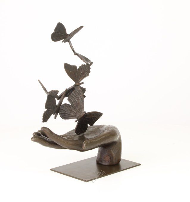 BD37.Exceptionnel bronze d'une main et des papillons