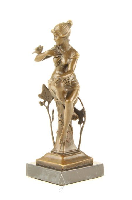 BD02.Bronze sur marbre d'une déesse avec son arc