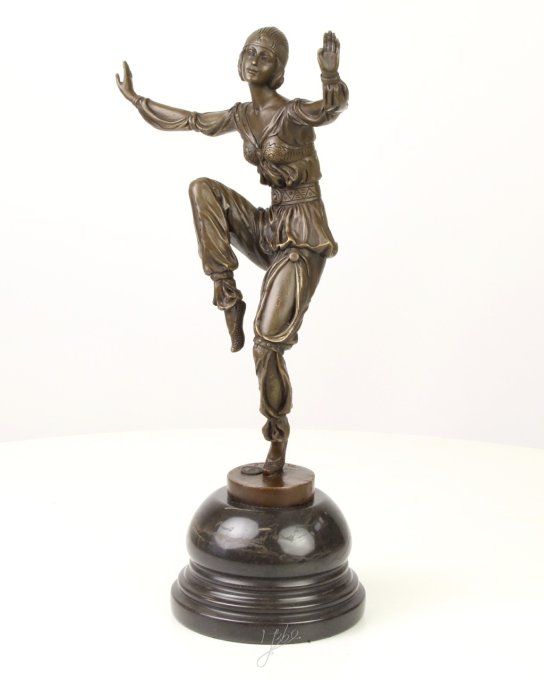 BD08. Bronze sur marbre d'une danseuse orientale
