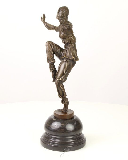 BD08. Bronze sur marbre d'une danseuse orientale