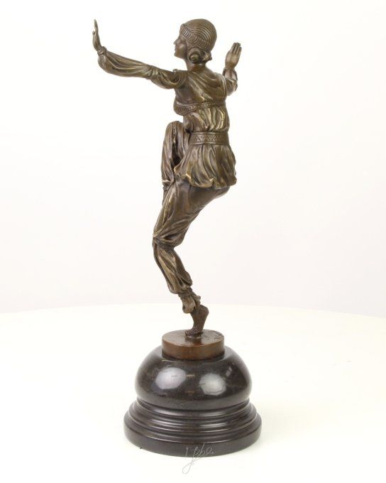 BD08. Bronze sur marbre d'une danseuse orientale