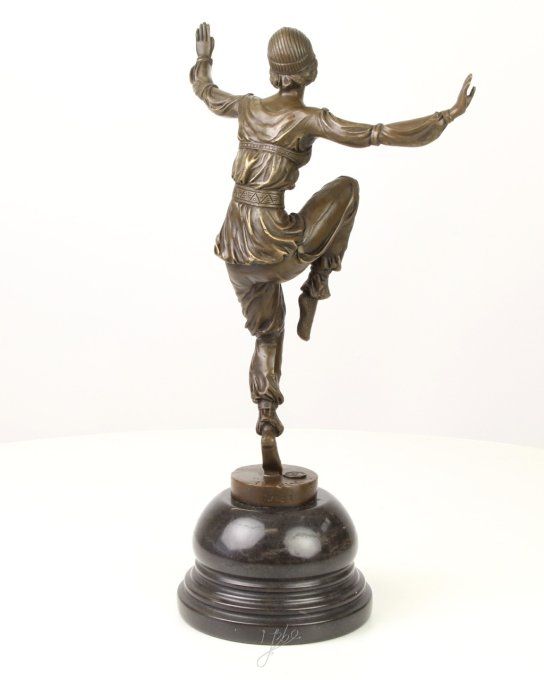 BD08. Bronze sur marbre d'une danseuse orientale