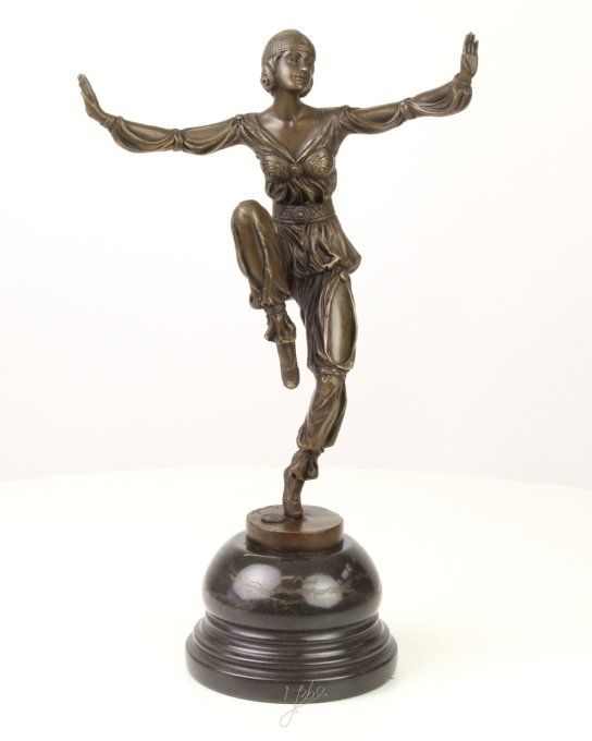 BD08. Bronze sur marbre d'une danseuse orientale