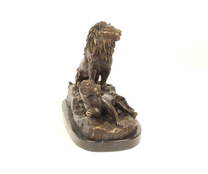 BA30.Exceptionnel bronze sur marbre d'un lion et sa lionne