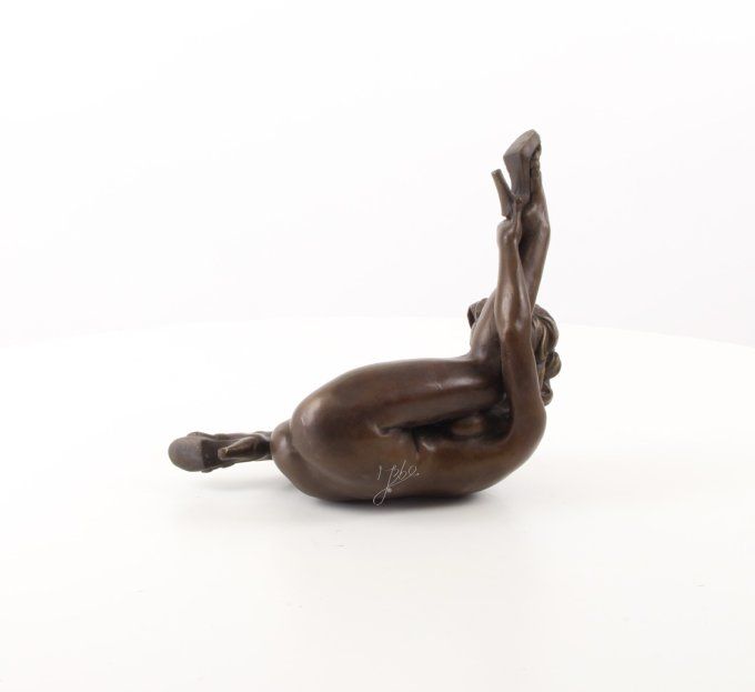 BE09. Femme nue sur le dos