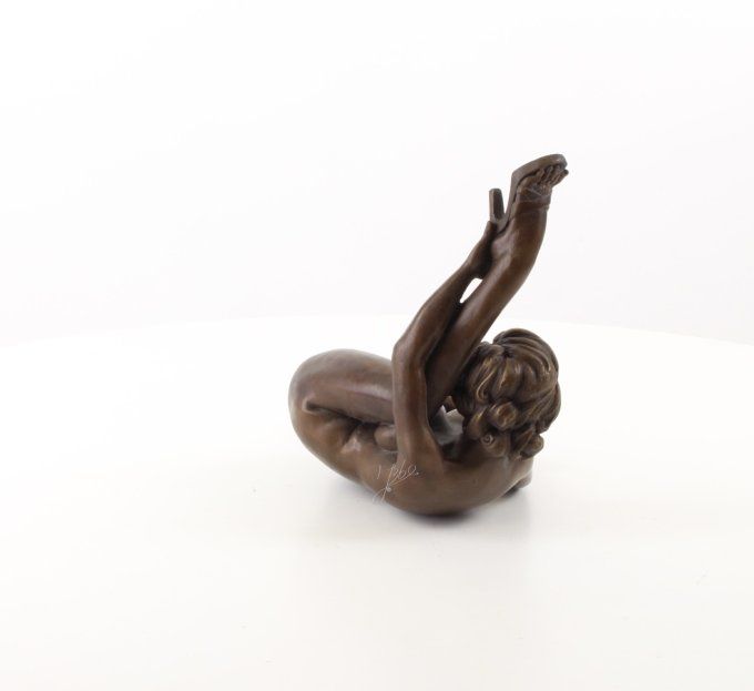 BE09. Femme nue sur le dos