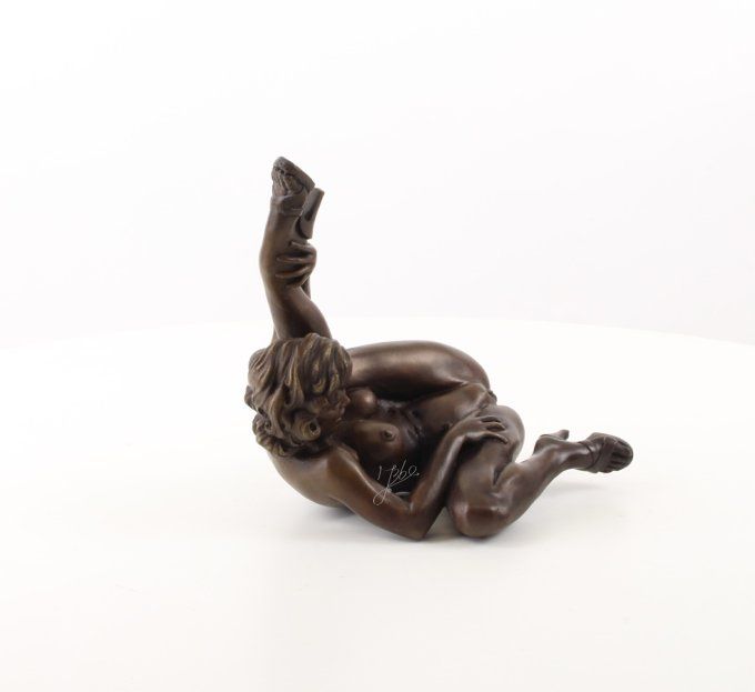 BE09. Femme nue sur le dos