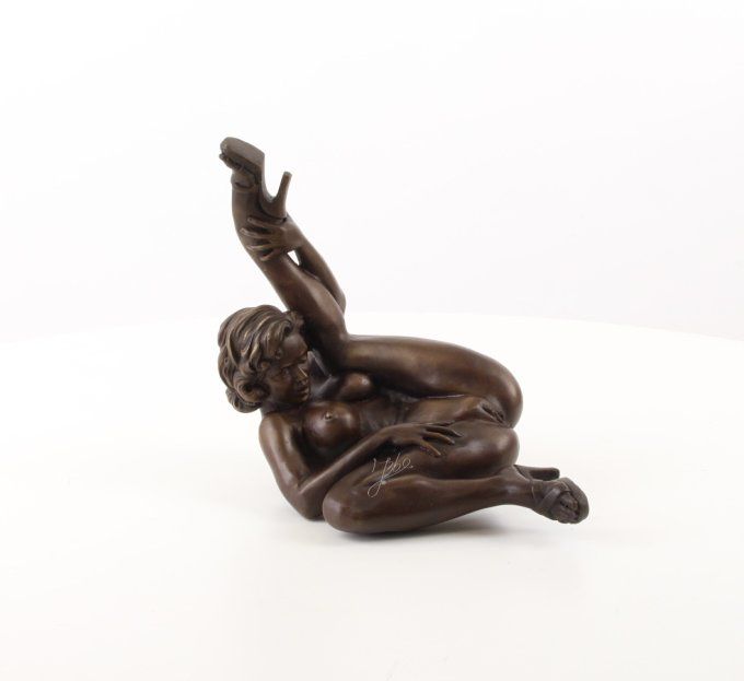 BE09. Femme nue sur le dos