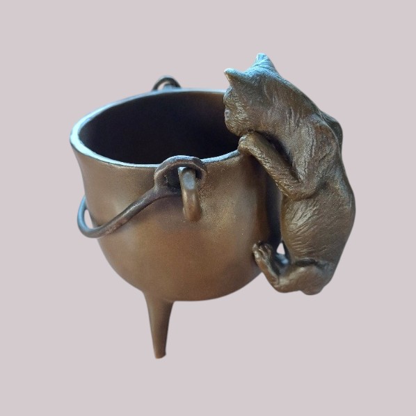 BA17.Bronze d'un chat et chaudron