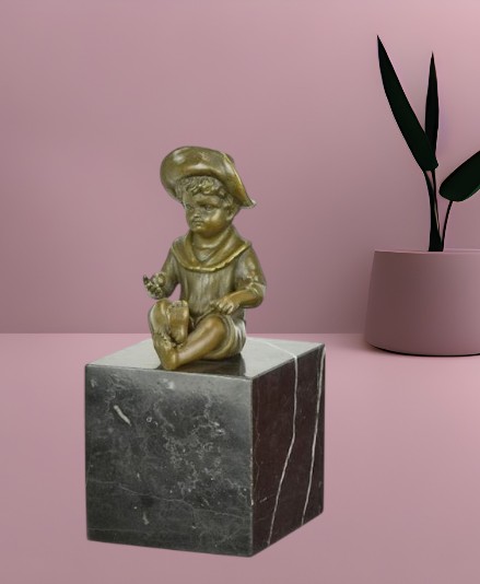 BD28. Petit garçon au chapeau assis 