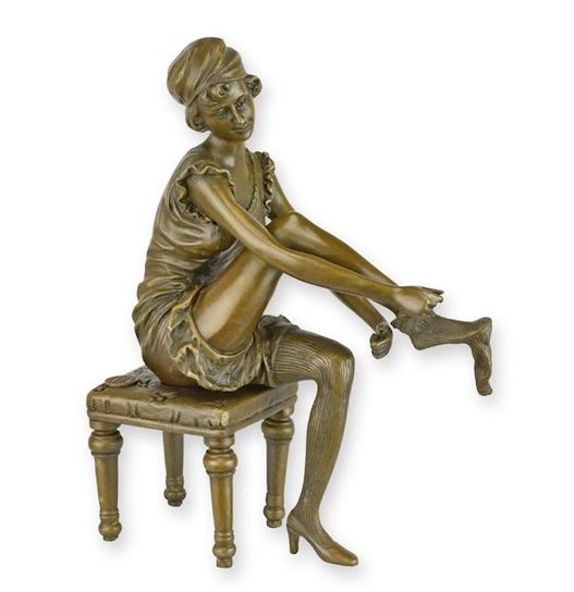 BD12.Femme qui enfile ses bas