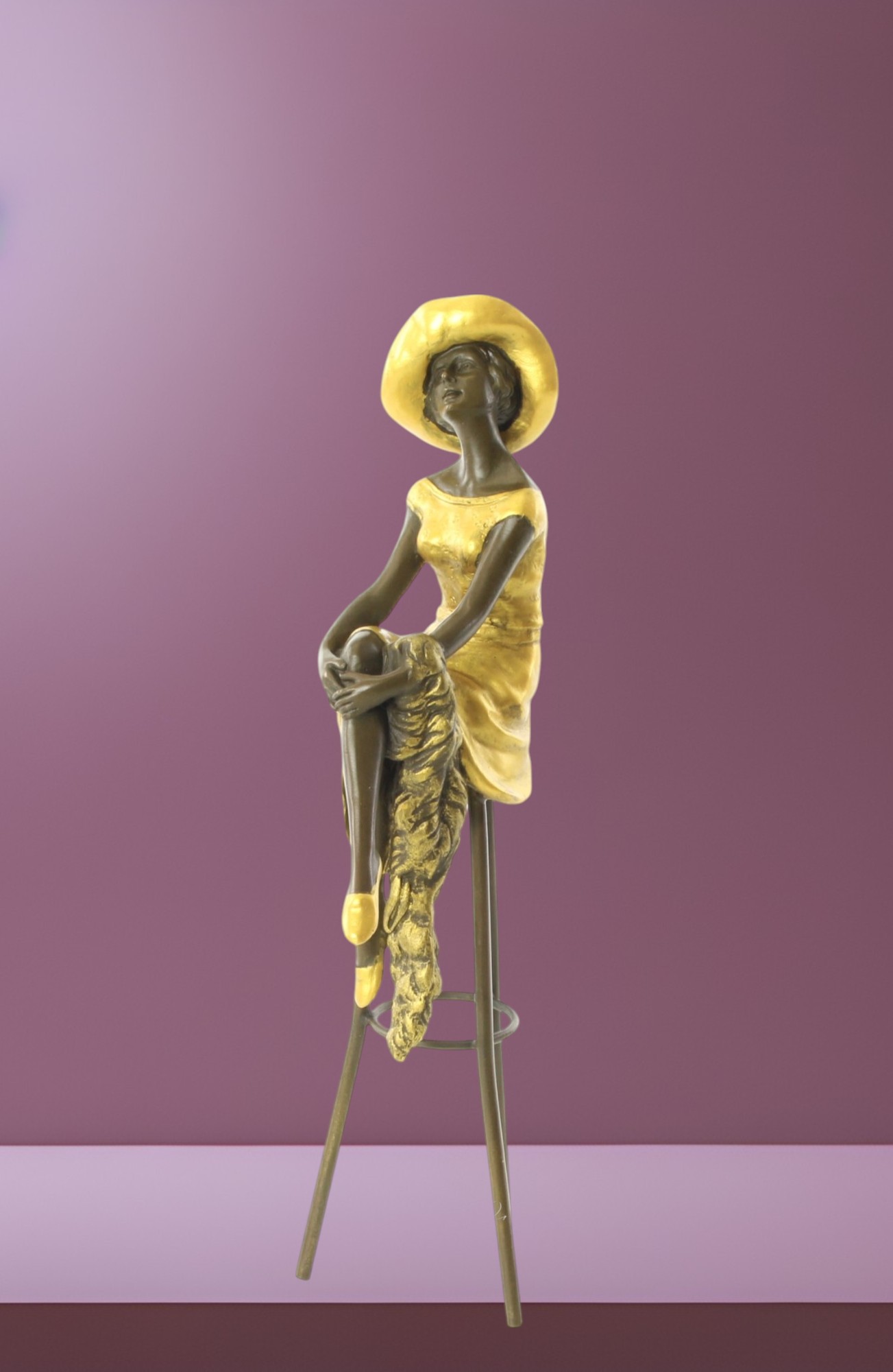 BAD12. Bronze peint d'une élégante sur tabouret